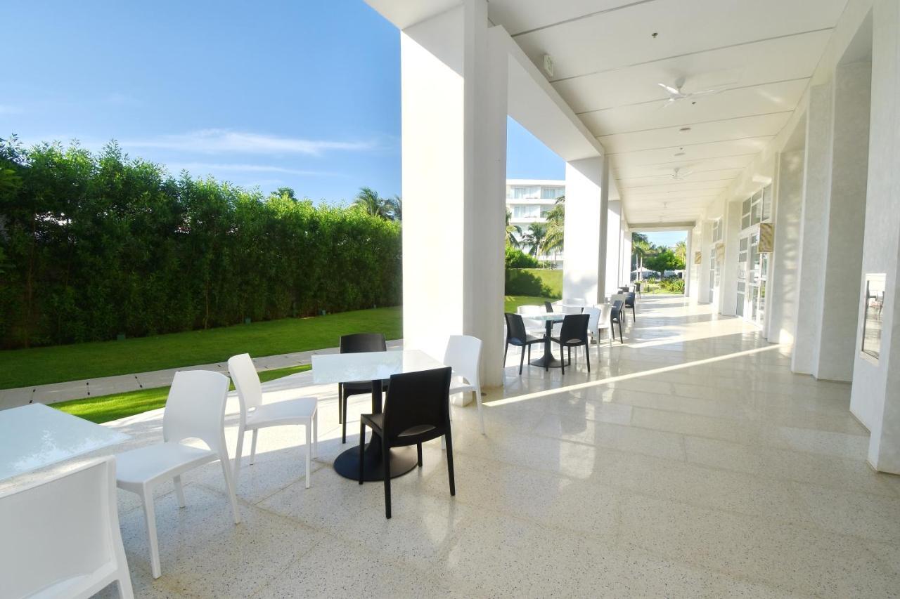 Aqua Boracay Ξενοδοχείο Balabag  Εξωτερικό φωτογραφία The interior of the library